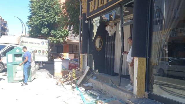 Kamyonete çarpan motosikletteki 2 kişi, iş yerinin vitrinine savruldu