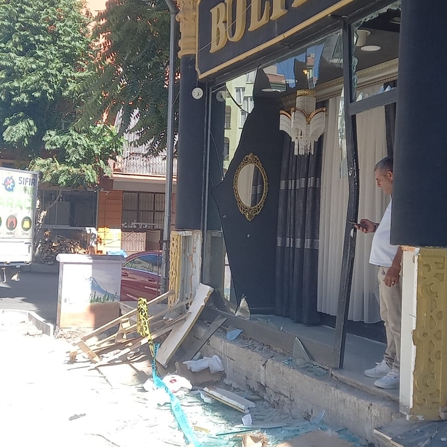 Kamyonete çarpan motosikletteki 2 kişi, iş yerinin vitrinine savruldu