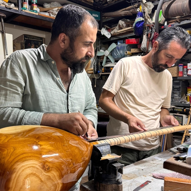 Niğdeli kardeşler, el emeğiyle müzik enstrümanları üretiyor