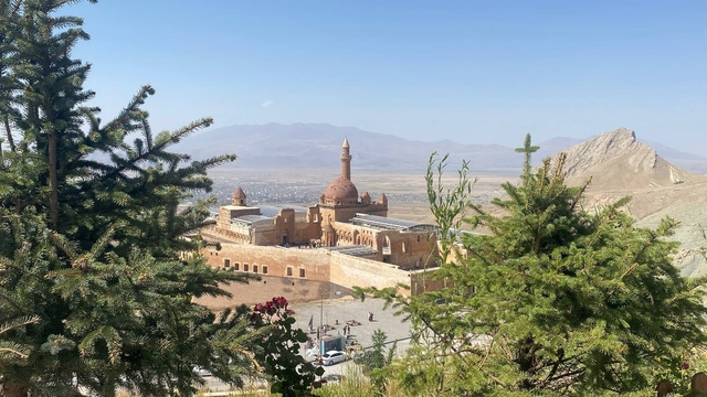 İshak Paşa Sarayı yaz tatilinde yurdun dört bir yanından ziyaretçi ağırlıyor