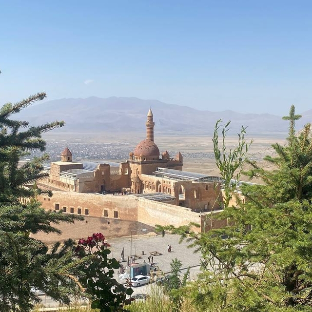 İshak Paşa Sarayı yaz tatilinde yurdun dört bir yanından ziyaretçi ağırlıyo...