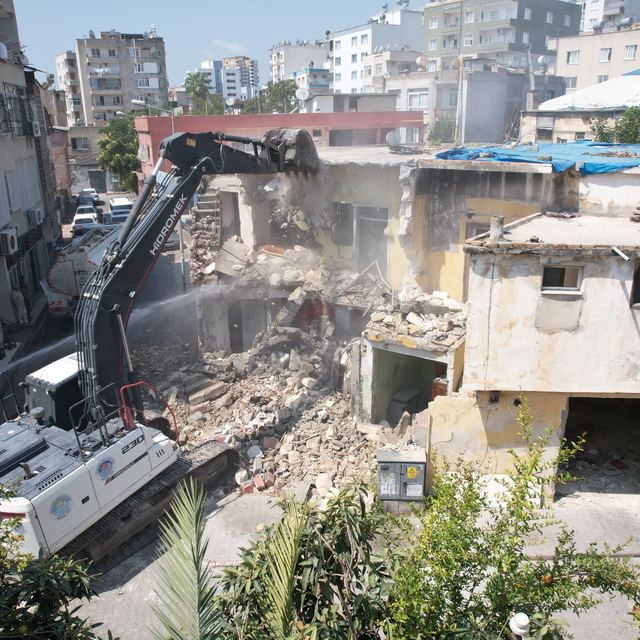 Akdeniz'de 2 katlı metruk bina kontrollü yıkıldı