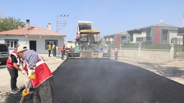 Edremit'te asfalt çalışmaları devam ediyor