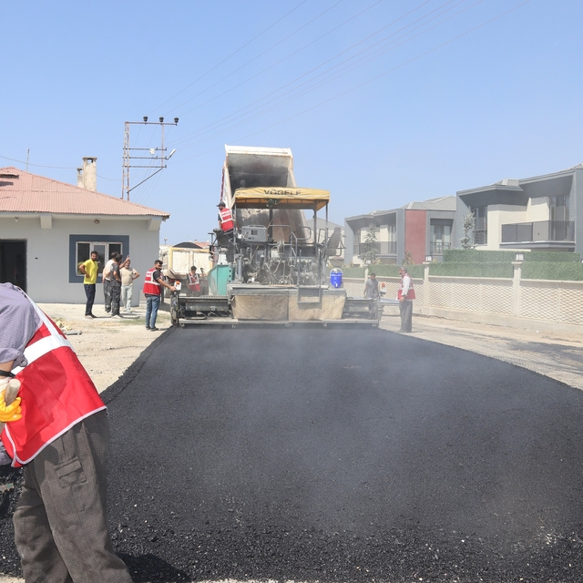 Edremit'te asfalt çalışmaları devam ediyor