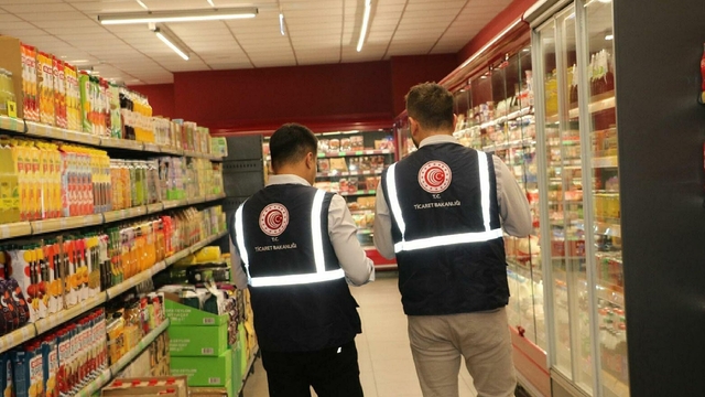 İzmir'de marketlerde 'fahiş fiyat' ve 'etiket' denetimi