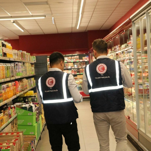 İzmir'de marketlerde 'fahiş fiyat' ve 'etiket' denetimi