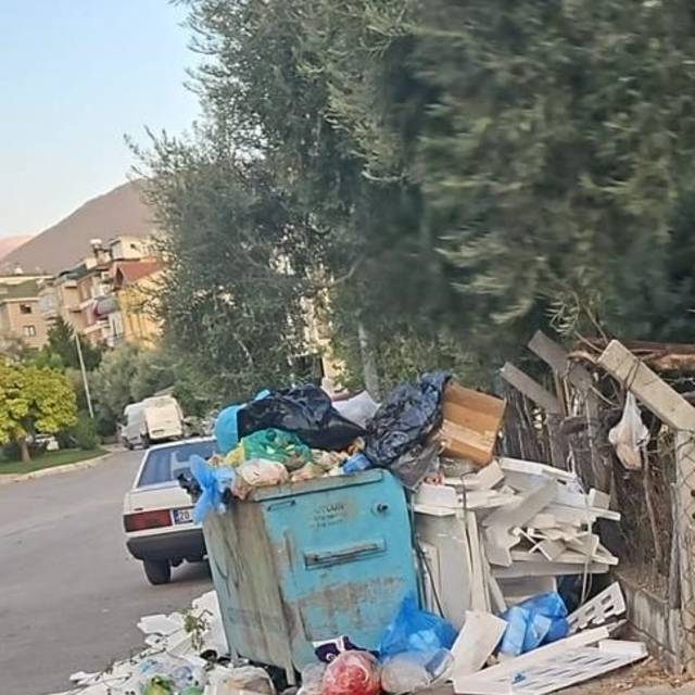 AK Parti Pamukkale İlçe Başkanı Özpek'ten belediyenin çöpleri toplamamasına...