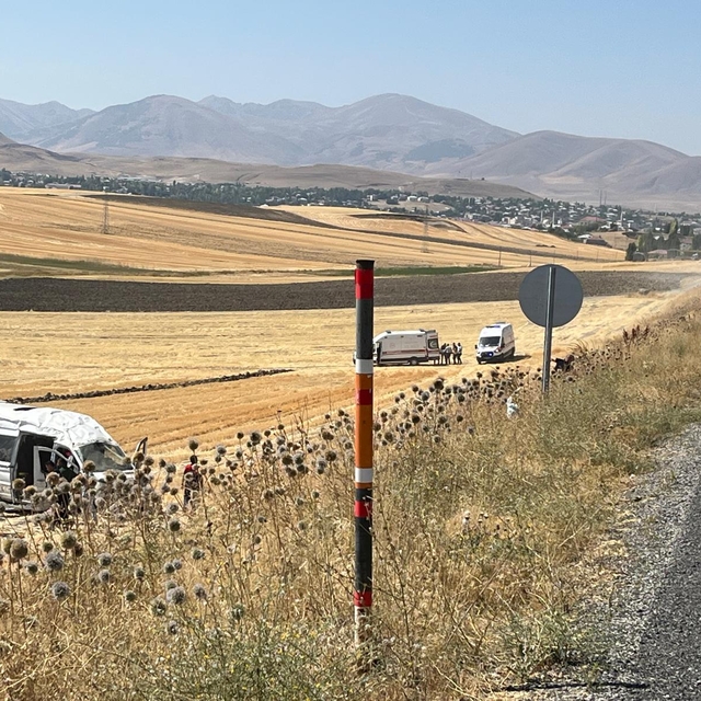 Muş'ta minibüsün şarampole devrilmesi sonucu 10 kişi yaralandı