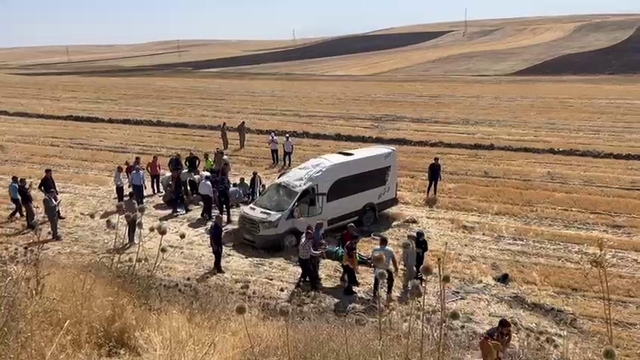 Malazgirt kutlamalarına gidenleri taşıyan minibüs devrildi; 10 yaralı