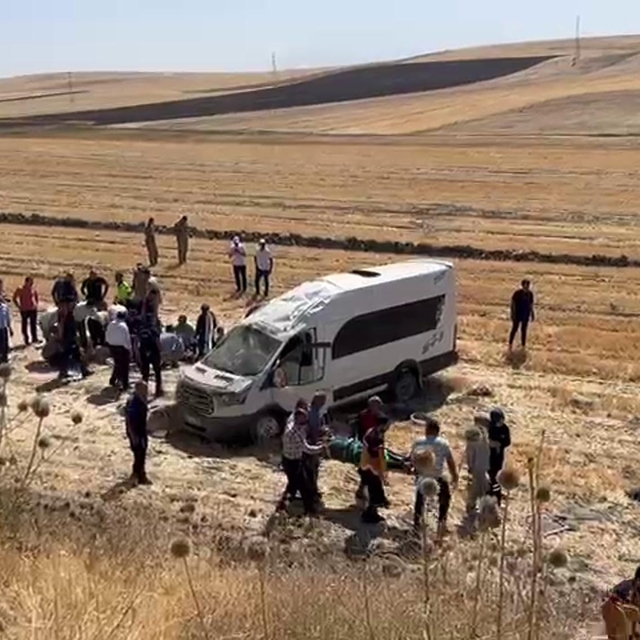 Malazgirt kutlamalarına gidenleri taşıyan minibüs devrildi; 10 yaralı