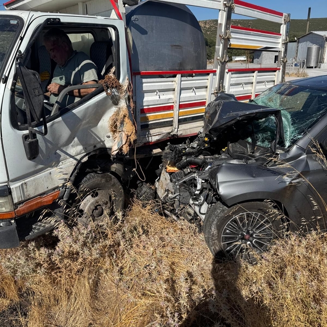 Balıkesir'de otomobil ile kamyonetin çarpışması sonucu 2 kişi yaralandı