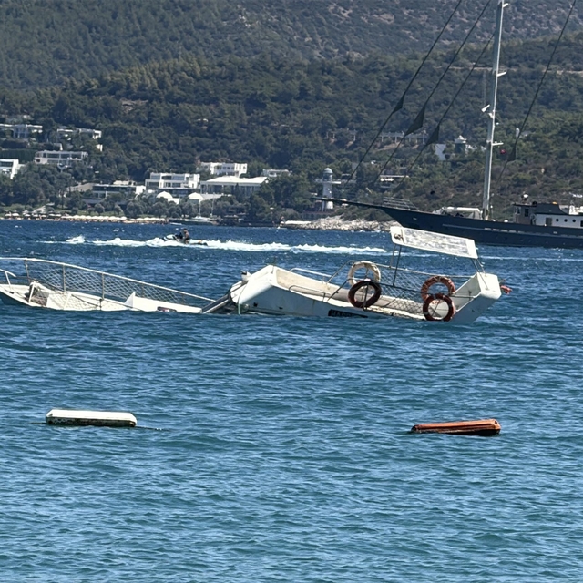 Bodrum'da 10 metrelik ahşap tekne battı