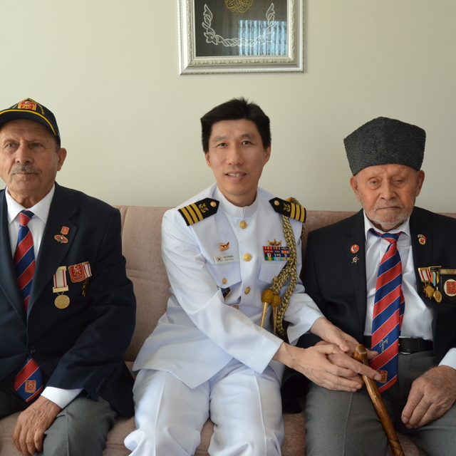 Güney Kore Savunma Ataşesi Lee, Aksaray'ın hayattaki tek Kore gazisini ziya...