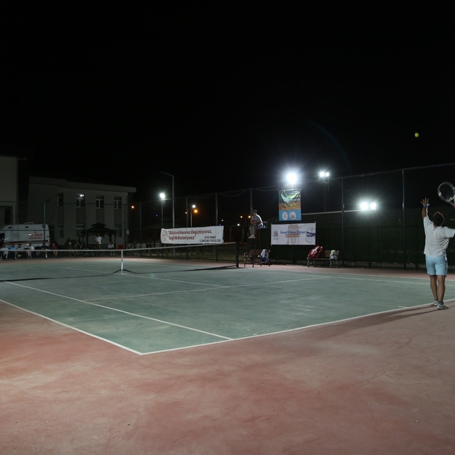 Diyarbakır'da sağlık çalışanları için organize edilen tenis turnuvası sona...