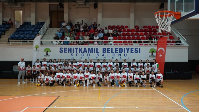 Gaziantep'te 62 genç voleybolcu profesyonelliğe adım attı