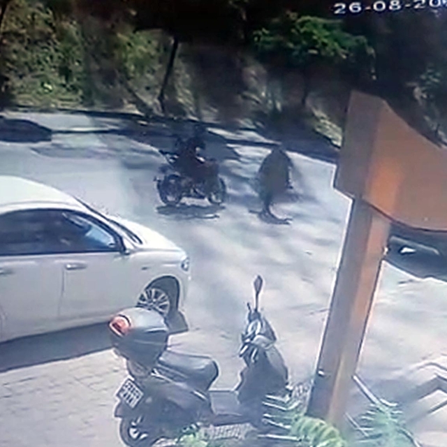 Motosikletin yayaya çarptığı kaza kamerada