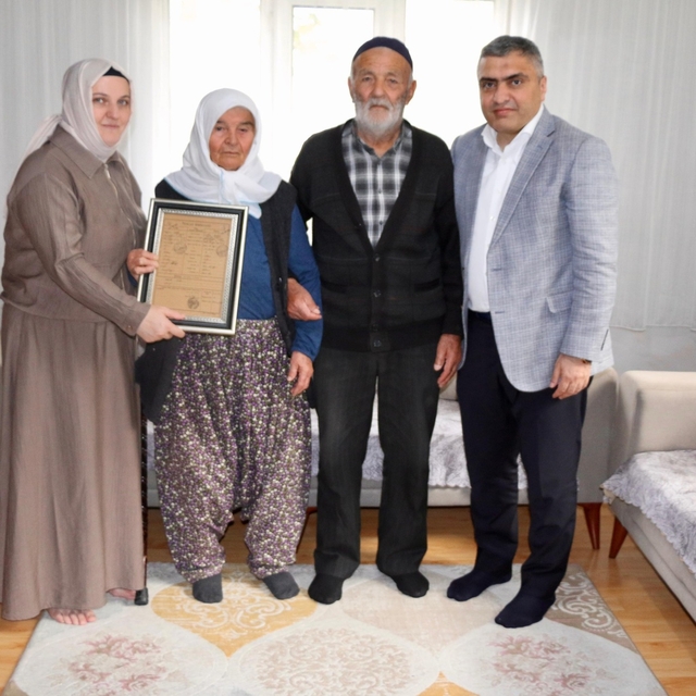 Merzifon Kaymakamı Karaaslan, evliliklerinin 66. ve 60. yılını dolduran çif...