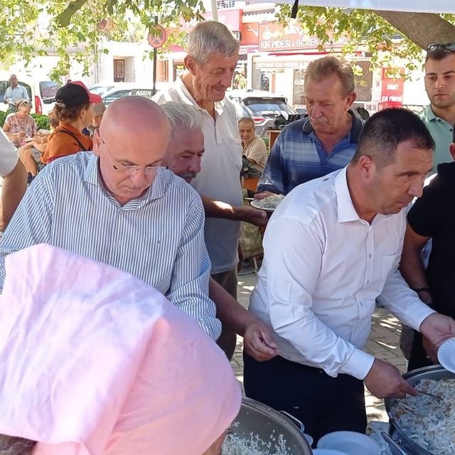 Gömeç'te vatandaşlara pilav ikram edildi