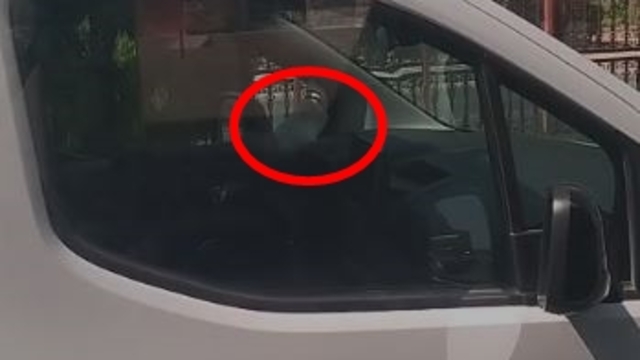 Bir ayağını cam kenarında araç kullandı; o anlar kamerada