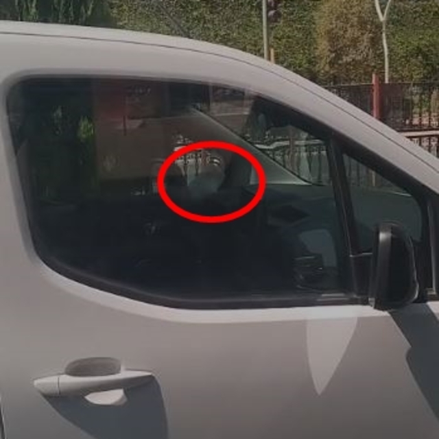 Bir ayağını cam kenarında araç kullandı; o anlar kamerada