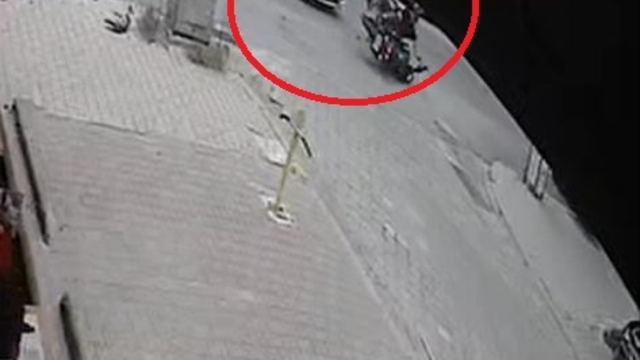 Otomobilin çarptığı motosikletteki sevgililer yaralandı