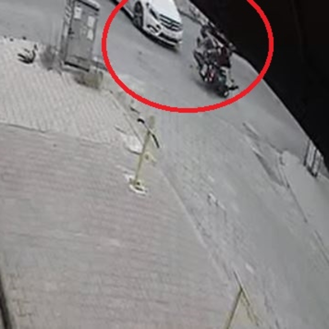 Otomobilin çarptığı motosikletteki sevgililer yaralandı