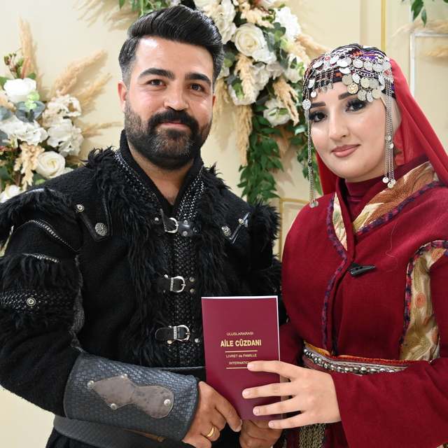 Osmaniye'de bir çift nikah masasına geleneksel kıyafetlerle oturdu