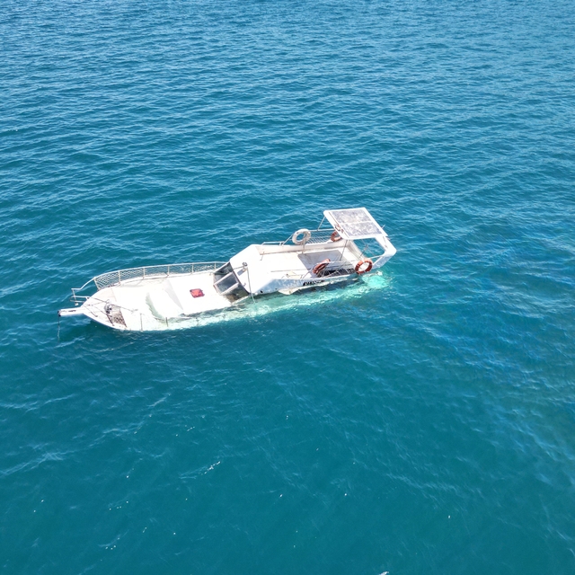 Bodrum'da su alan 10 metrelik ahşap tekne battı