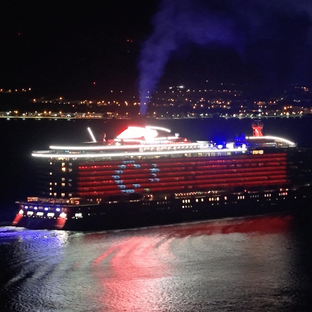 Kruvaziyer, gövdesine Türk bayrağı yansıtarak Çanakkale'yi selamladı