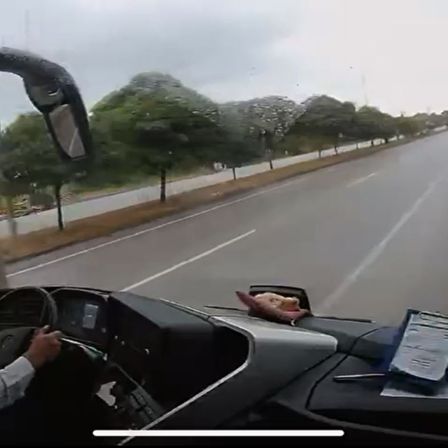 Yolcu otobüsünün kamyonete branda çekenlere çarptığı kazada ölü sayısı 2'ye...