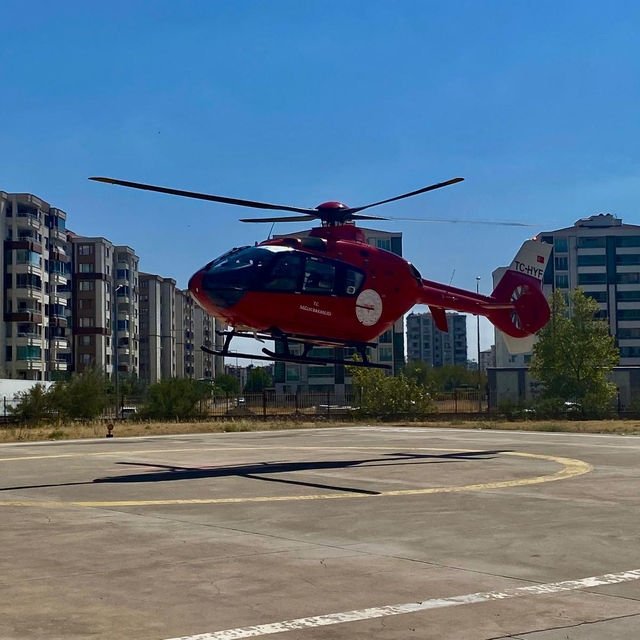 Diyarbakır'da ambulans helikopter uyluk kemiği kırılan 74 yaşındaki hasta i...