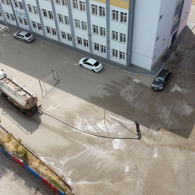 Karabük'te okul bahçeleri temizleniyor