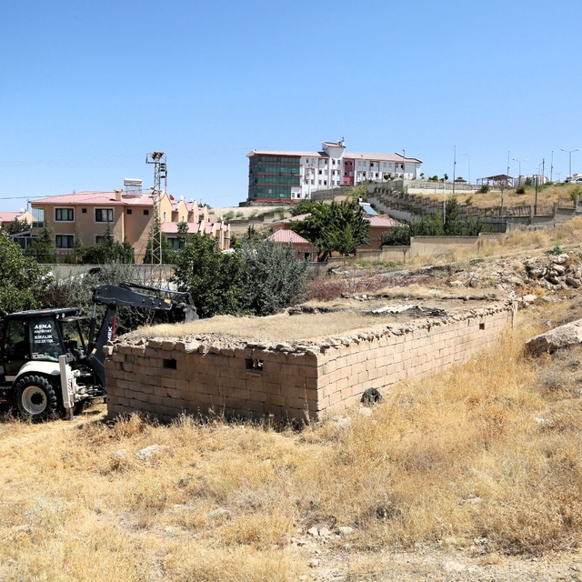 Van'da metruk binalar ve ahırlar yıkılıyor