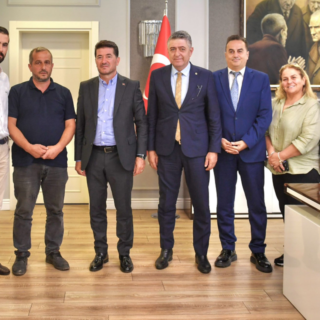 Ortahisar Belediye Başkanı Kaya, çocuklara şarkı söyleyen temizlik personel...