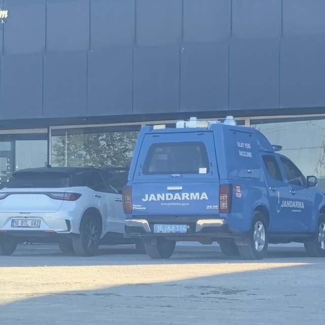 3'üncü kattan asansör boşluğuna düşen işçi yaralandı