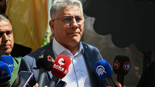 Alevi dernekleri temsilcilerinden, Alevi-Bektaşi Kültür ve Cemevi Başkanlığı önünde protesto açıklaması
