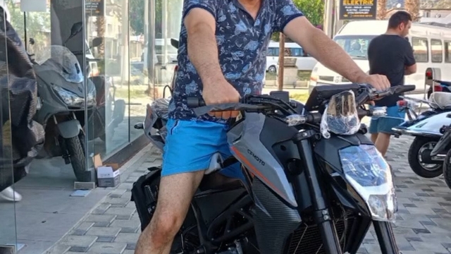 Elektrik direğine çarpan motosikletli öldü