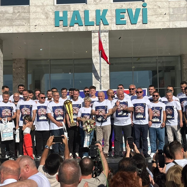 Nilüfer Belediyespor, Süper Kupa coşkusunu taraftarıyla kutladı