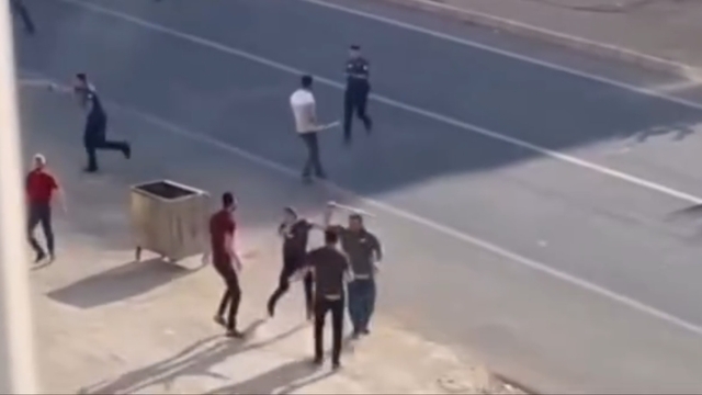Mardin'de iki aile arasında taşlı sopalı boşanma kavgası kamerada: 4 yaralı