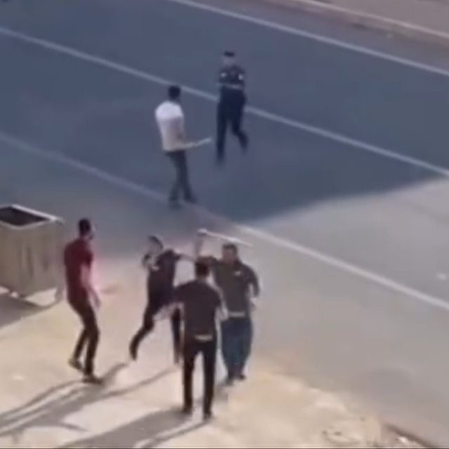Mardin'de iki aile arasında taşlı sopalı boşanma kavgası kamerada: 4 yaralı