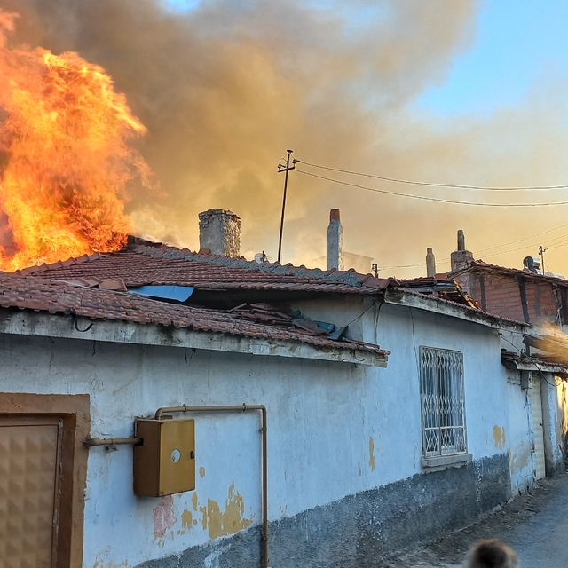 Çorum'da çıkan yangında 4'ü metruk 5 ev zarar gördü