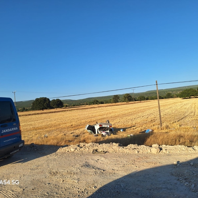 Otomobil, sürücüsünün gözünü güneş alması sonucu tarlaya uçtu: 2 yaralı