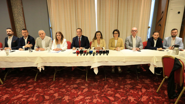 CHP'li milletvekilleri Manisa'da gazetecilerle bir araya geldi
