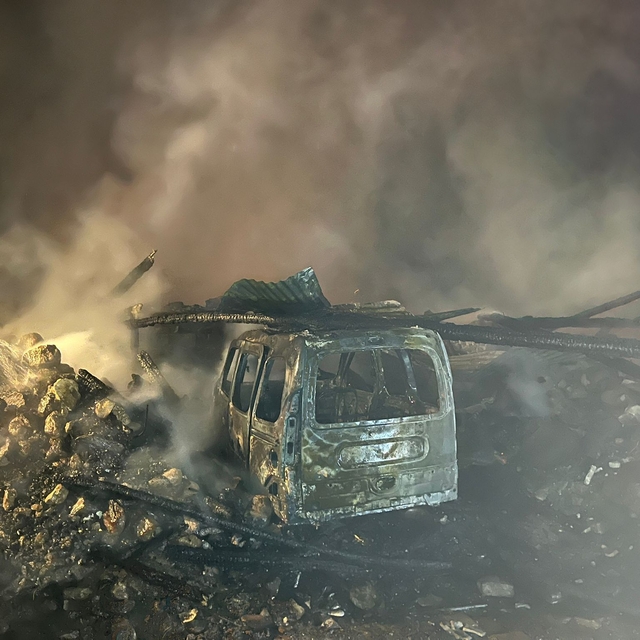 Çankırı'da çıkan yangında ahır, samanlık ve hafif ticari araç yandı