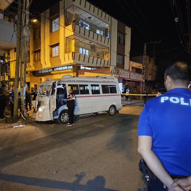 Dolmuş şoförü, direksiyon başında uğradığı silahlı saldırıda hayatını kaybe...