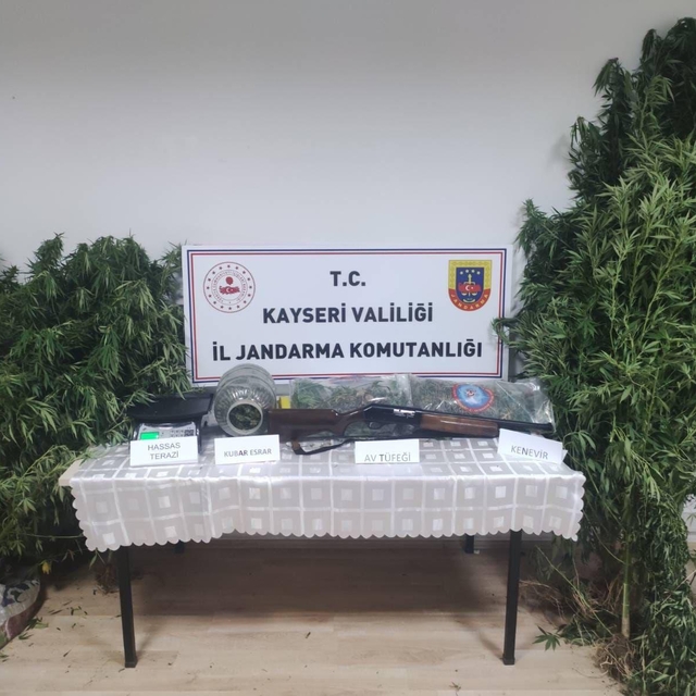 Kayseri'de turşu bidonuna gizlenmiş 3 kilo 210 gram kubar esrar ele geçiril...