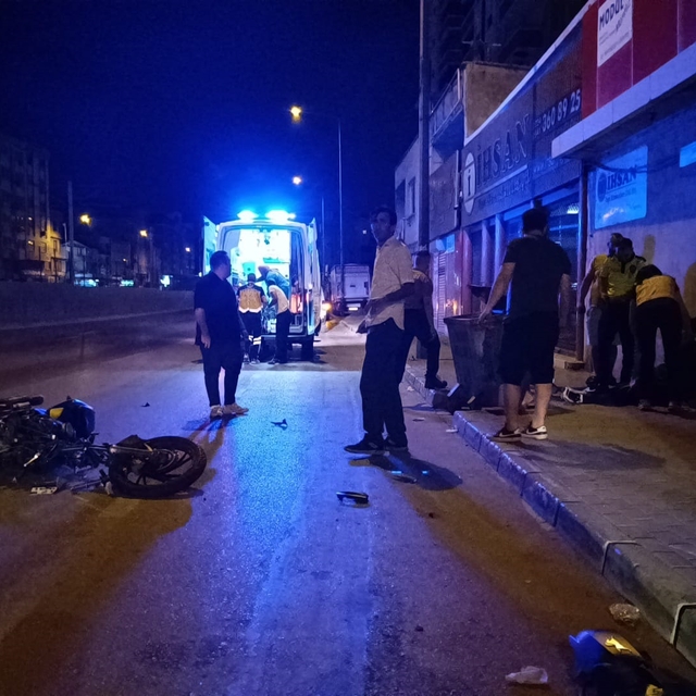 Bursa'da motosiklet kaldırıma çarptı: 2 yaralı