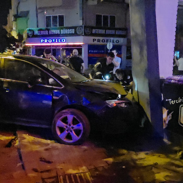 Bursa'da iş yerinin duvarına çarpan otomobildeki 2 kişi yaralandı