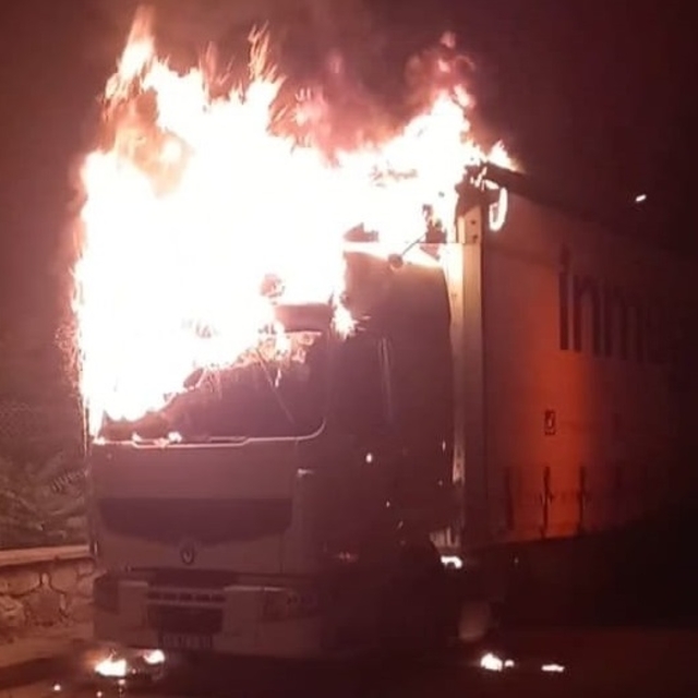 Bursa'da park halindeki TIR'da yangın