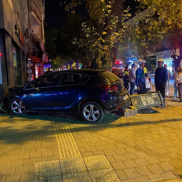 Otomobil park halindeki motosiklete ve elektrik panosuna çarptı: 2 yaralı